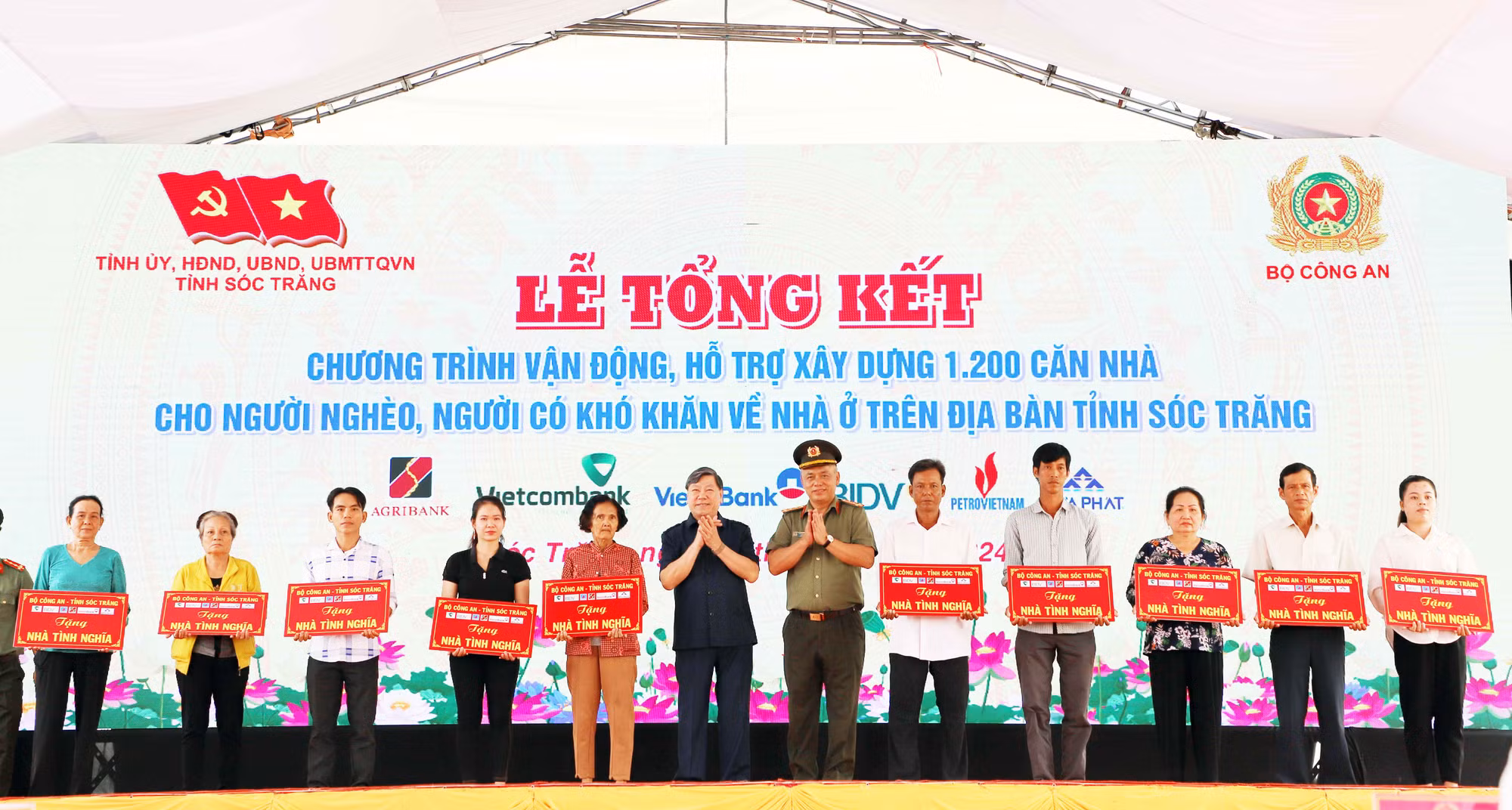 Chủ tịch nước Võ Văn Thưởng dự lễ tổng kết chương trình trao 1.200 căn nhà tặng người dân khó khăn ở Sóc Trăng -1