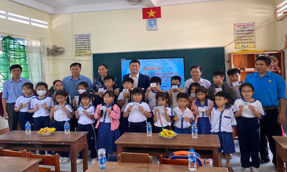 Nhiều địa phương vận động tặng sổ BHXH, thẻ BHYT cho người có hoàn cảnh khó khăn -0