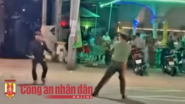 Khống chế đối tượng cầm dao tấn công người đi đường, chém Công an