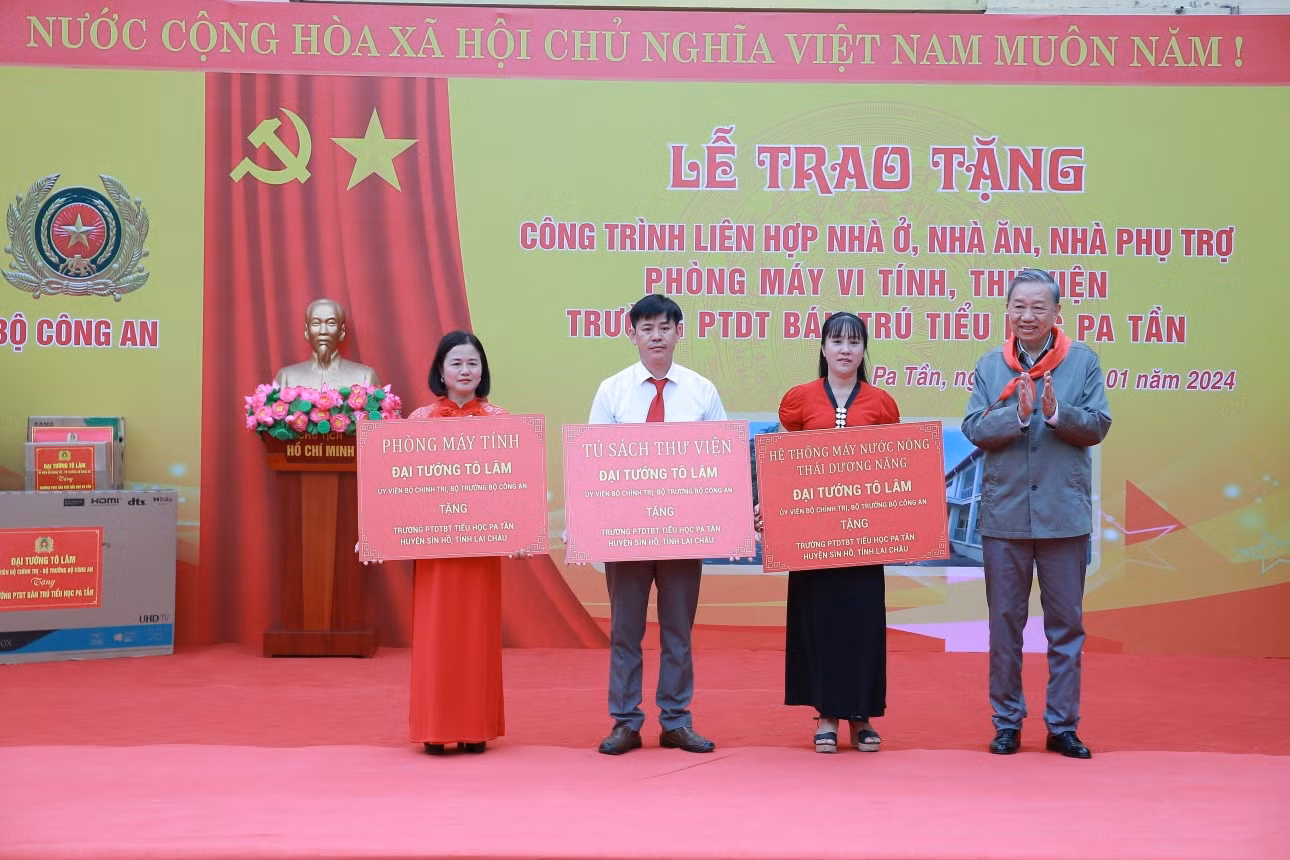 Bộ Công an trao tặng Công trình liên hợp nhà ở cho Trường PTDT Bán trú Tiểu học Pa Tần, Lai Châu -0