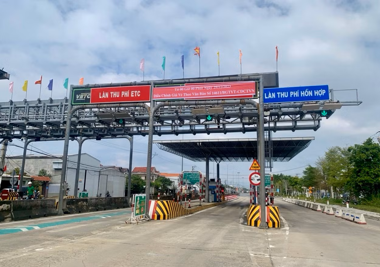 Ô tô ùn ùn vào khu dân cư phá nát đường xá, gây mất ATGT -0