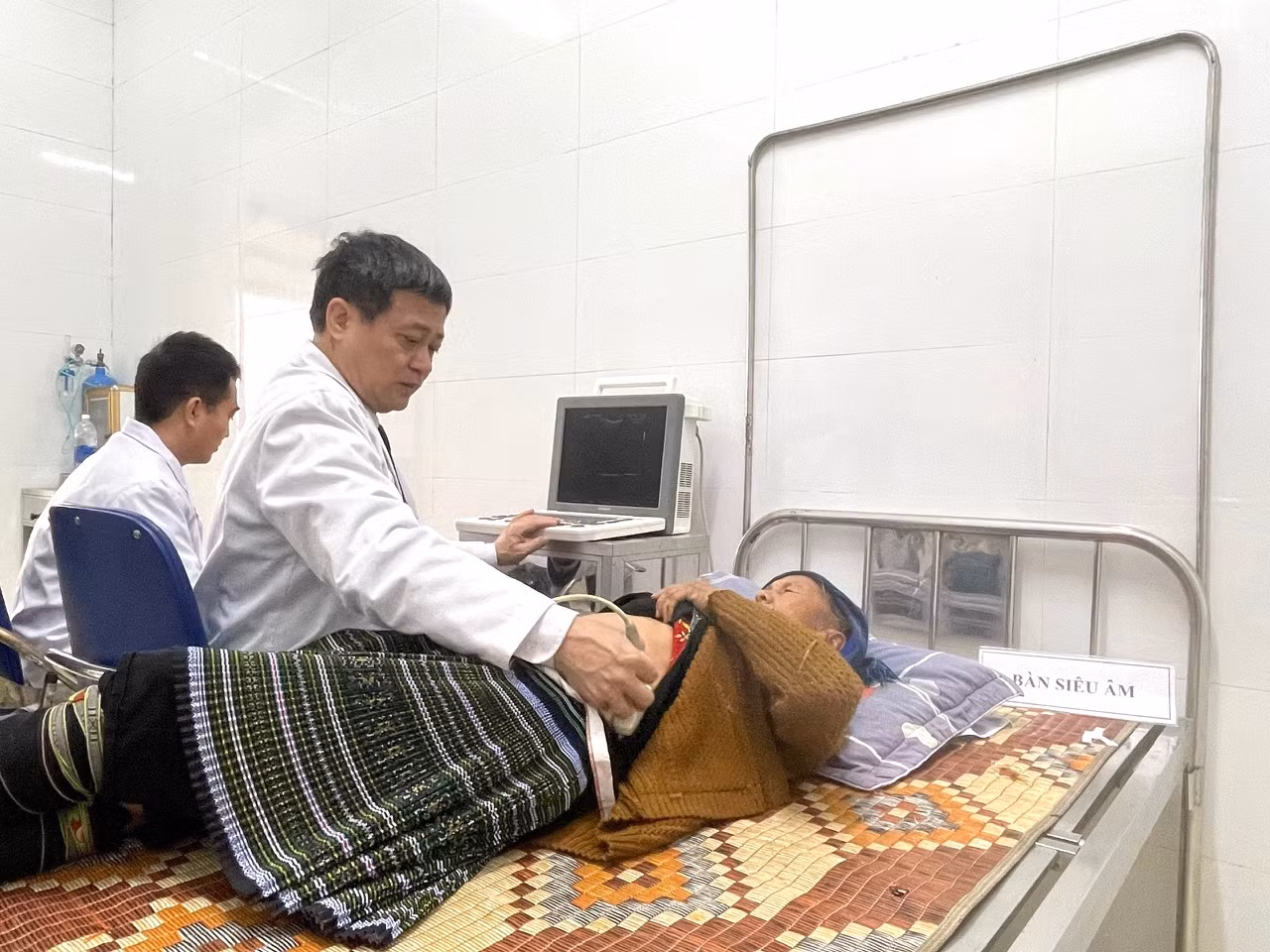 Khám bệnh, cấp phát thuốc miễn phí và trao quà cho 200 người nghèo tại xã Suối Giàng -0