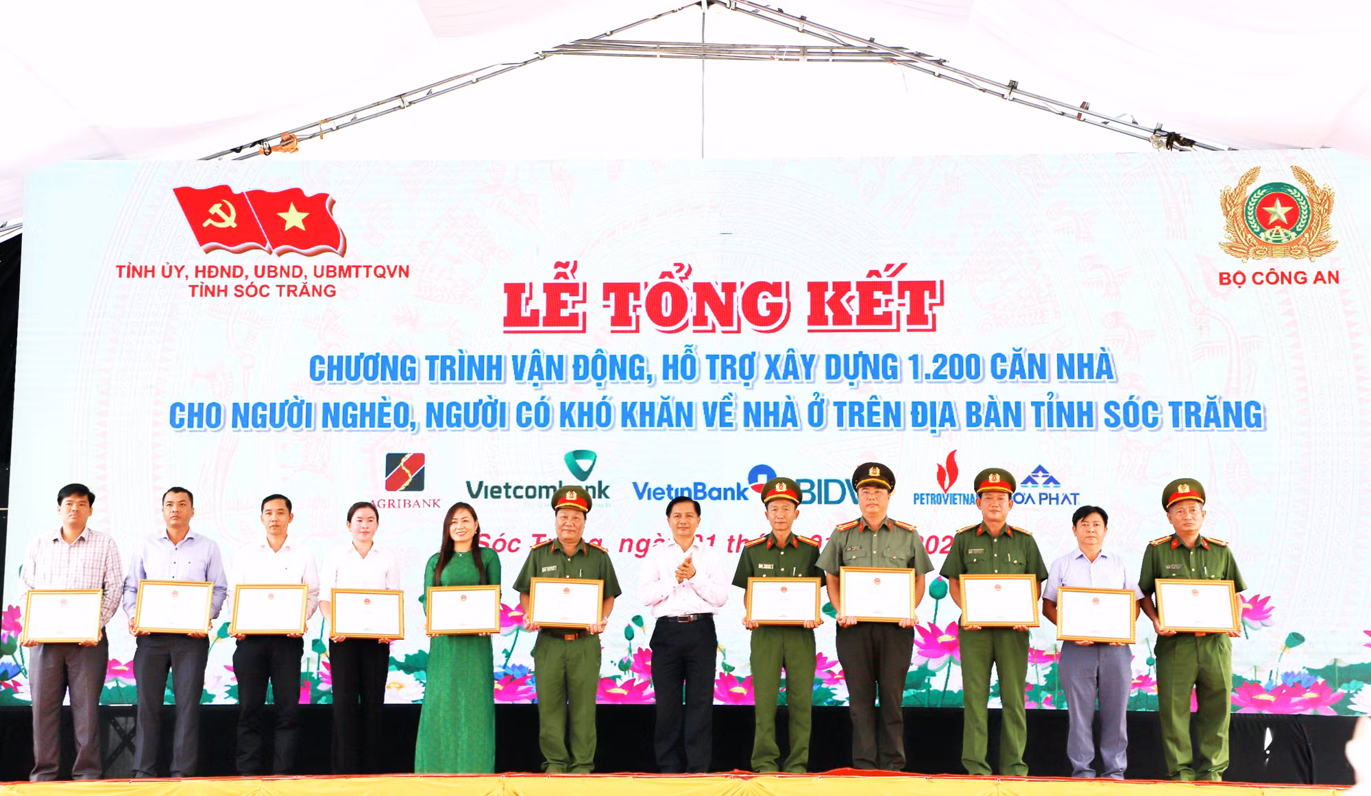 Chủ tịch nước Võ Văn Thưởng dự lễ tổng kết chương trình trao 1.200 căn nhà tặng người dân khó khăn ở Sóc Trăng -2