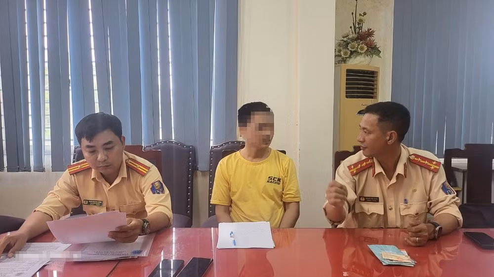 Tài xế ô tô điều khiển xe tốc độ cao để quay clip, đăng lên TikTok -0