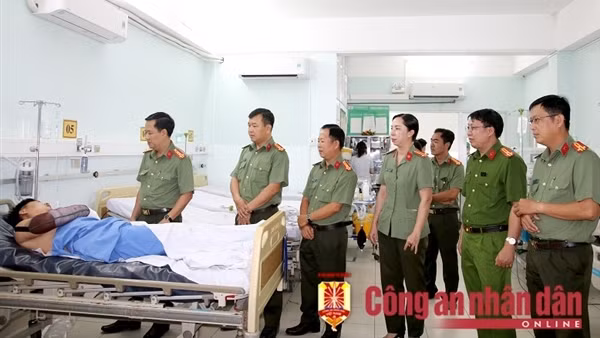 Thăm hỏi cán bộ Công an bị thương khi làm nhiệm vụ