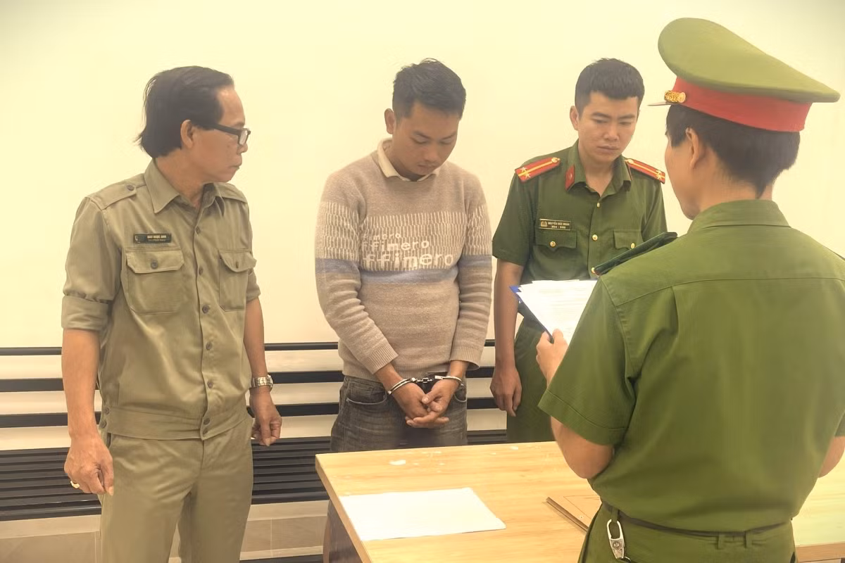 Mâu thuẫn do đánh bài, chủ quán cà phê cóc bị chém rớt bàn tay -0