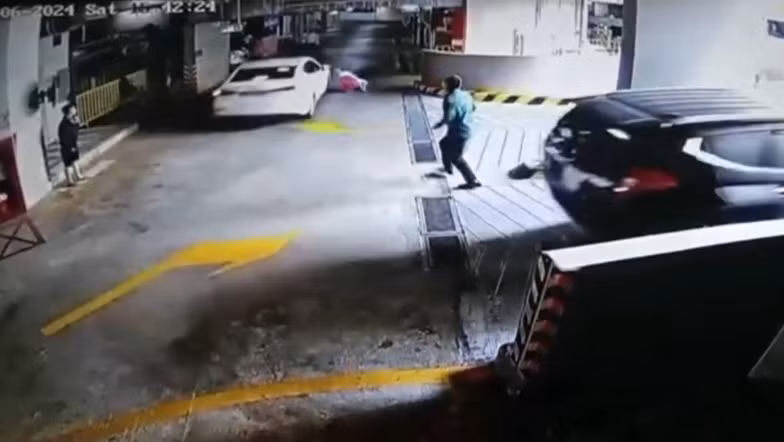 Một phụ nữ bị xe ô tô cố tình tông vào người trong tầng hầm chung cư -0