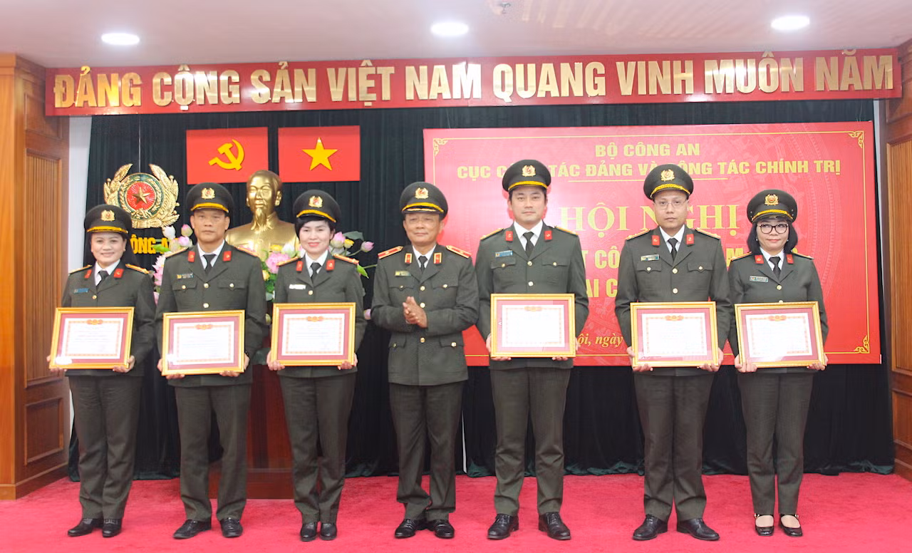 Tăng cường công tác quản lý cán bộ, siết chặt kỷ luật, kỷ cương -1