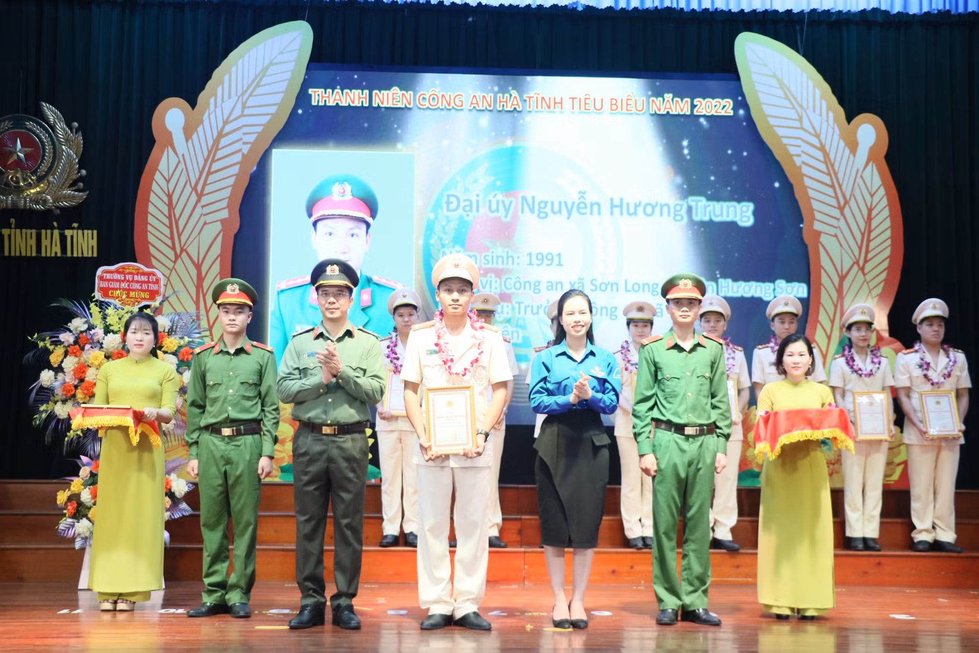 anh vinh dự được lựa chọn là gương thanh niên tiêu biểu, gương điển hình tiên tiến trong công an hà tĩnh và bộ công an.jpg -0