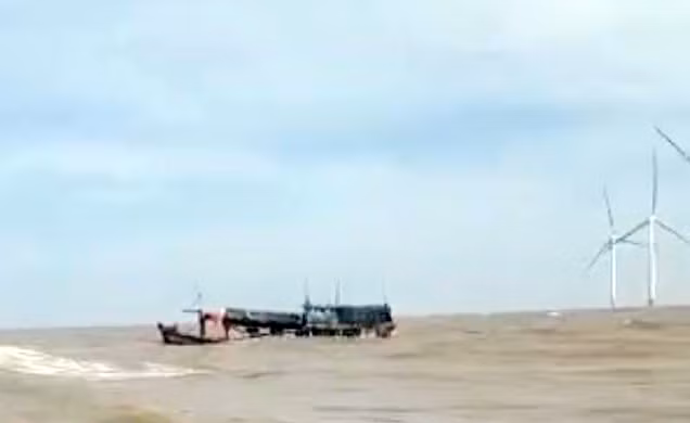 Kịp thời ứng cứu 19 ngư dân gặp nạn tại vùng biển Bến Tre -0