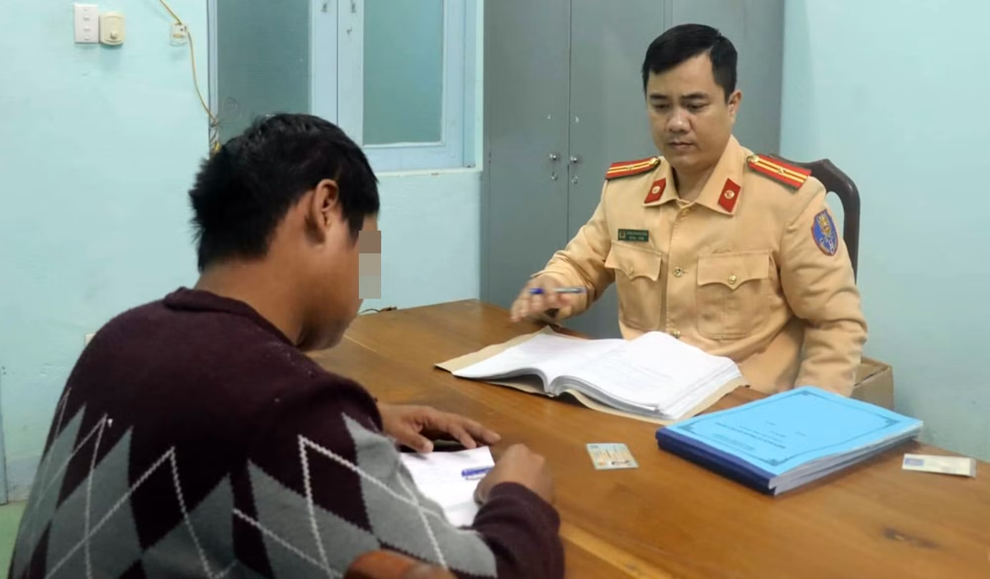 Tước bằng lái 2 tháng tài xế xe khách vừa lái xe vừa sử dụng điện thoại -0
