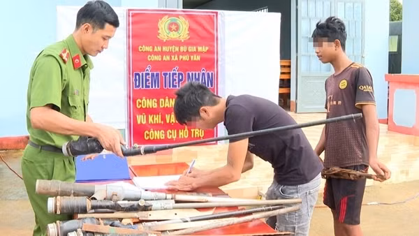 Thu hồi hàng trăm vũ khí, vật liệu nổ, công cụ hỗ trợ