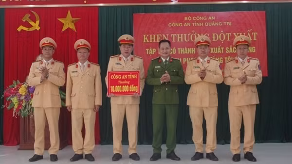 Khen thưởng tổ CSGT Quảng Trị bắt giữ 42.000 viên ma túy