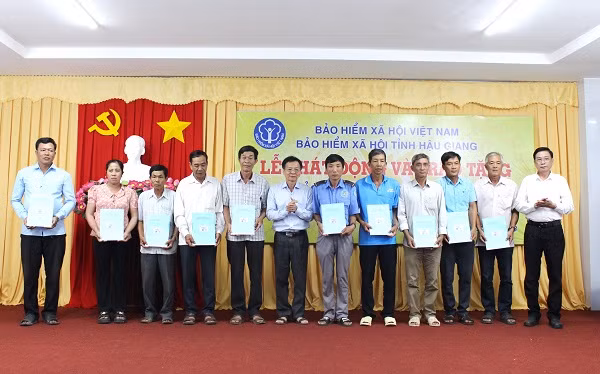 Tặng sổ BHXH, thẻ BHYT đến các hoàn cảnh khó khăn -0