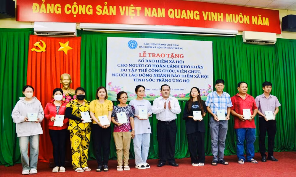 Nhiều địa phương vận động tặng sổ BHXH, thẻ BHYT cho người có hoàn cảnh khó khăn -0