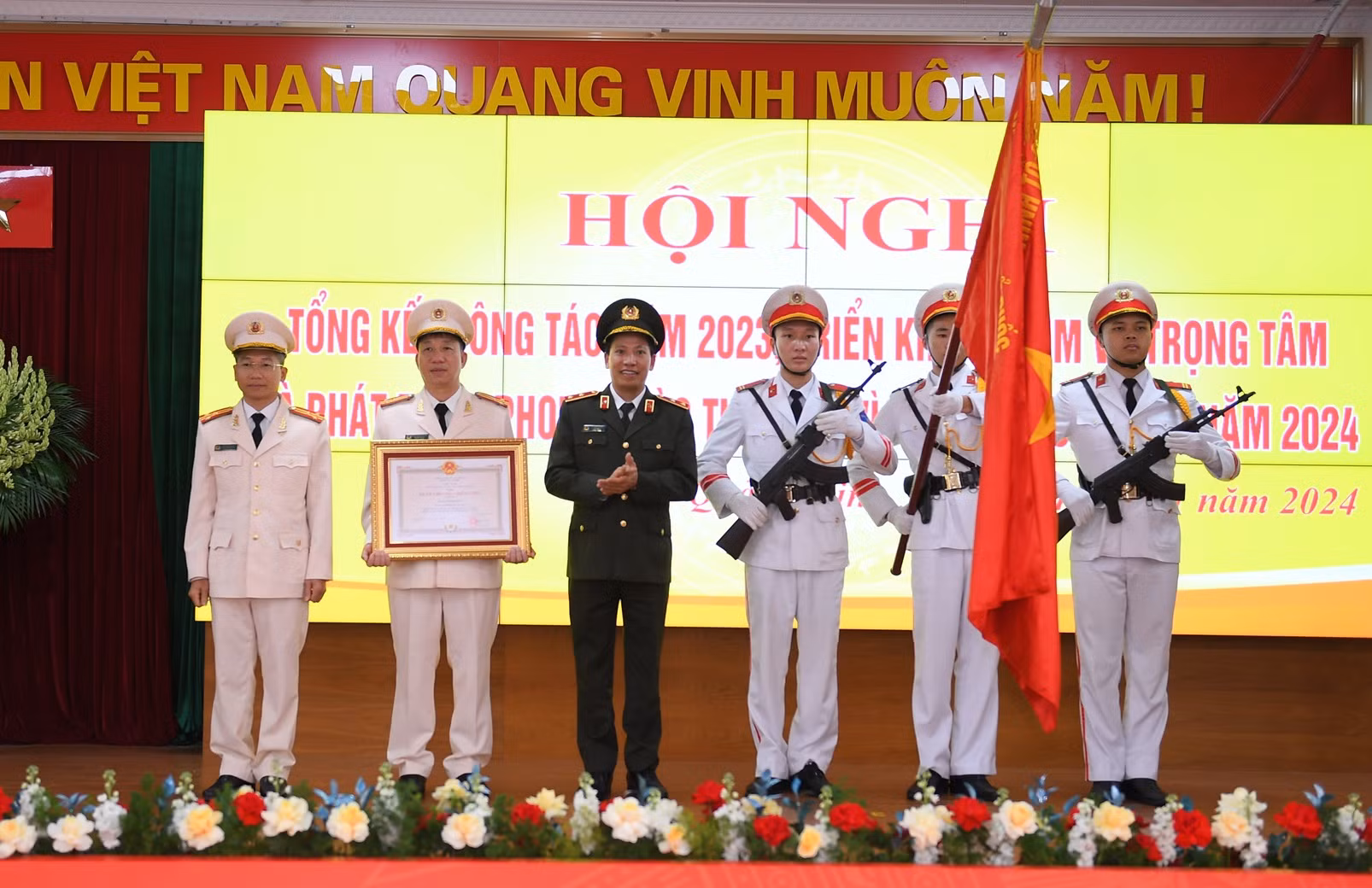 Công an tỉnh Quảng Ninh lần thứ 4 liên tiếp vinh dự được Chính phủ tặng cờ “Đơn vị xuất sắc trong phong trào thi đua” -0