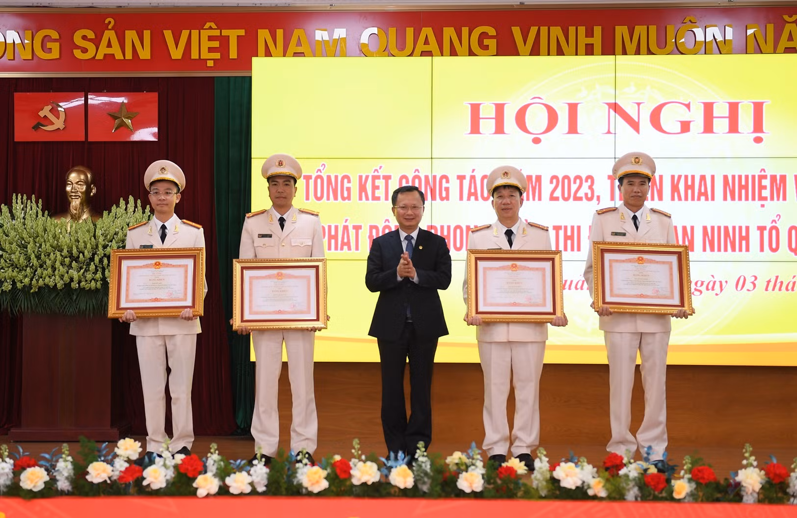 Công an tỉnh Quảng Ninh lần thứ 4 liên tiếp vinh dự được Chính phủ tặng cờ “Đơn vị xuất sắc trong phong trào thi đua” -0