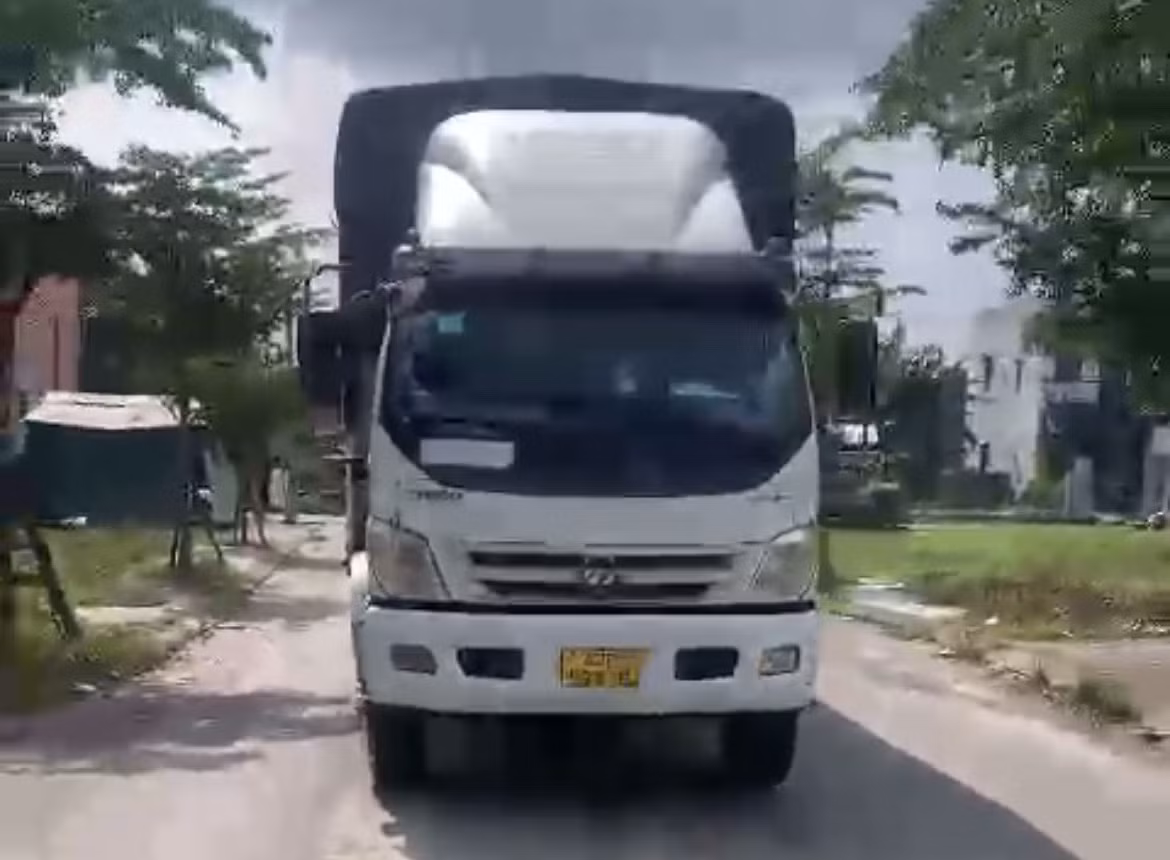 Ô tô ùn ùn vào khu dân cư phá nát đường xá, gây mất ATGT -0