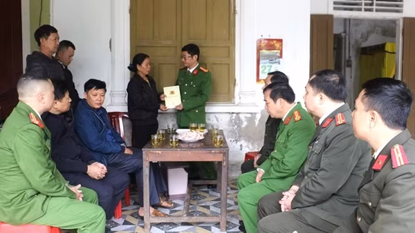 Hỗ trợ, động viên gia đình đồng chí Công an viên hy sinh khi làm nhiệm vụ