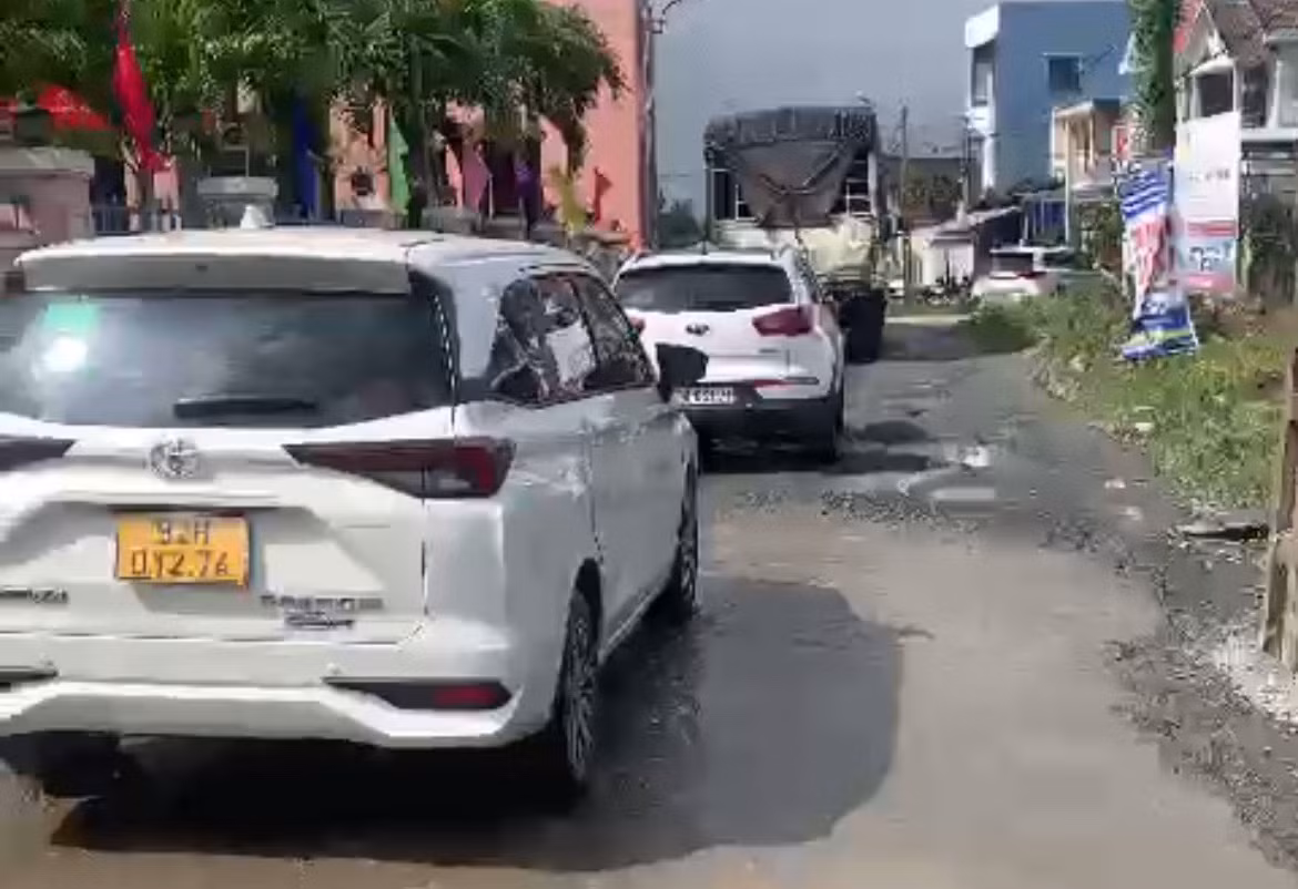 Ô tô ùn ùn vào khu dân cư phá nát đường xá, gây mất ATGT -1