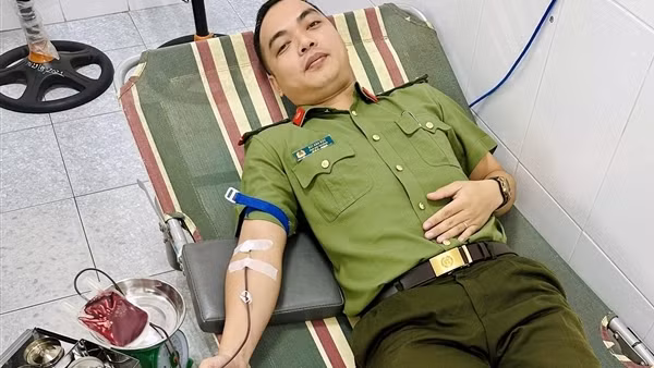 Đại úy Công an hiến máu cứu bệnh nhân nguy kịch