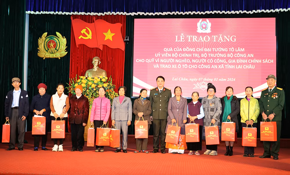 Trao quà của Bộ trưởng Tô Lâm cho người có công và gia đình chính sách; trao xe cho lực lượng Công an xã -0