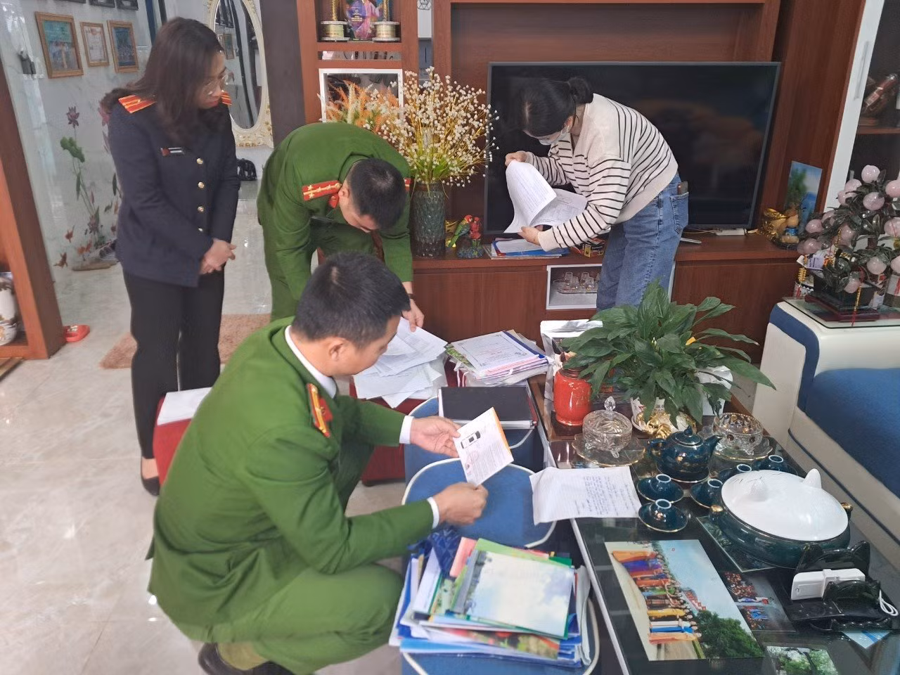 Bắt giữ đối tượng tự xưng phóng viên trục lợi hơn 5 tỷ đồng -0