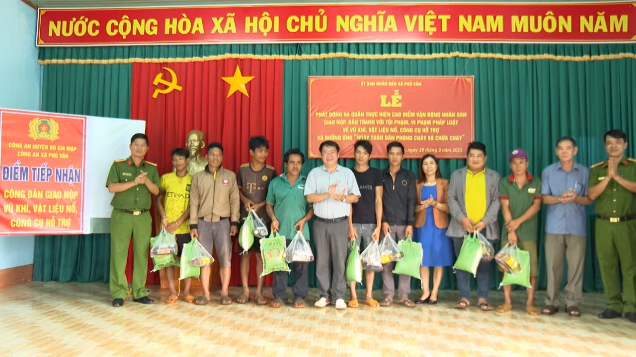 Thu hồi hàng trăm vũ khí, vật liệu nổ, công cụ hỗ trợ -0