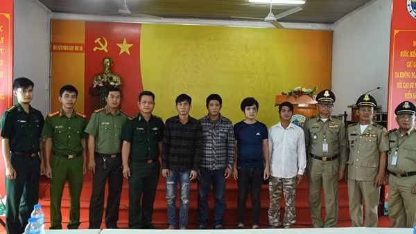 Tiếp nhận 2 đối tượng giết người trốn truy nã ở Campuchia