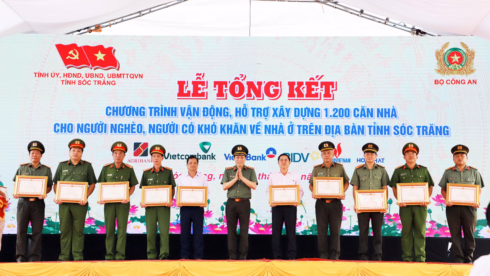 Chủ tịch nước Võ Văn Thưởng dự lễ tổng kết chương trình trao 1.200 căn nhà tặng người dân khó khăn ở Sóc Trăng -0