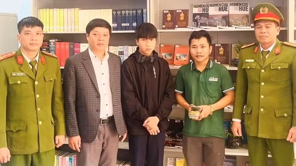 Nam sinh lớp 8 nhặt được gần 88 triệu đồng trả lại nhân viên giao hàng