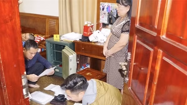 Làm sổ đỏ giả, chiếm đoạt hàng chục tỷ đồng của bà chủ tín dụng đen