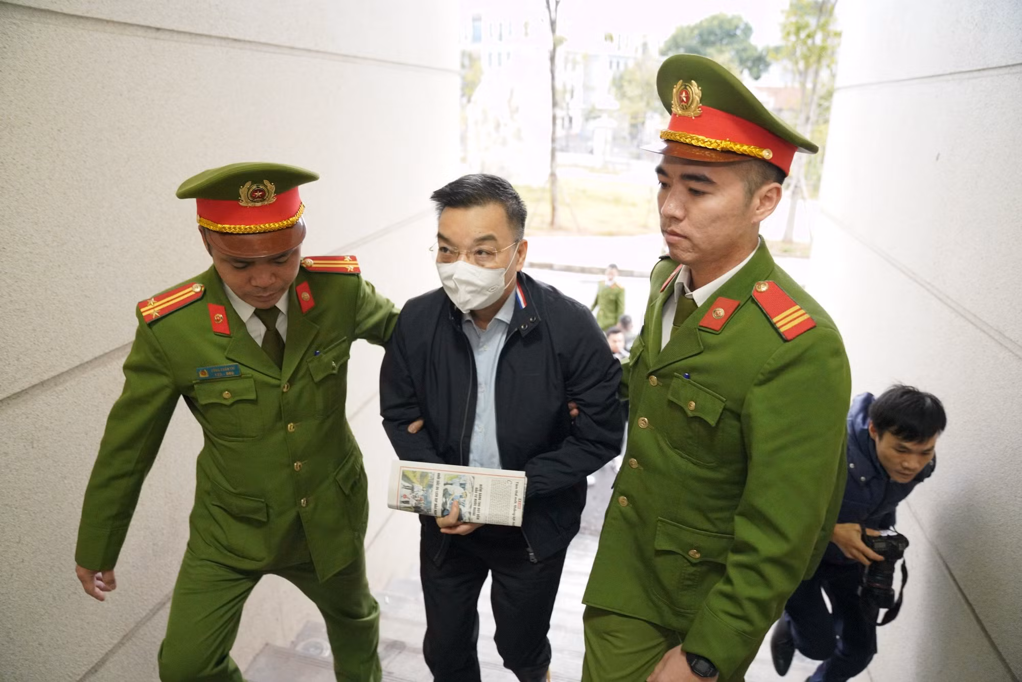 Những hình ảnh đầu tiên trong ngày đầu xét xử đại án kit test Việt Á -0