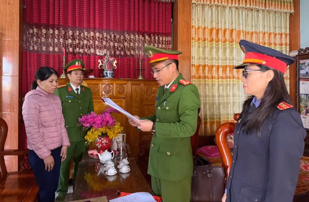 Nữ cửa hàng trưởng tham ô gần 1 tỷ đồng để chi tiêu cá nhân -0