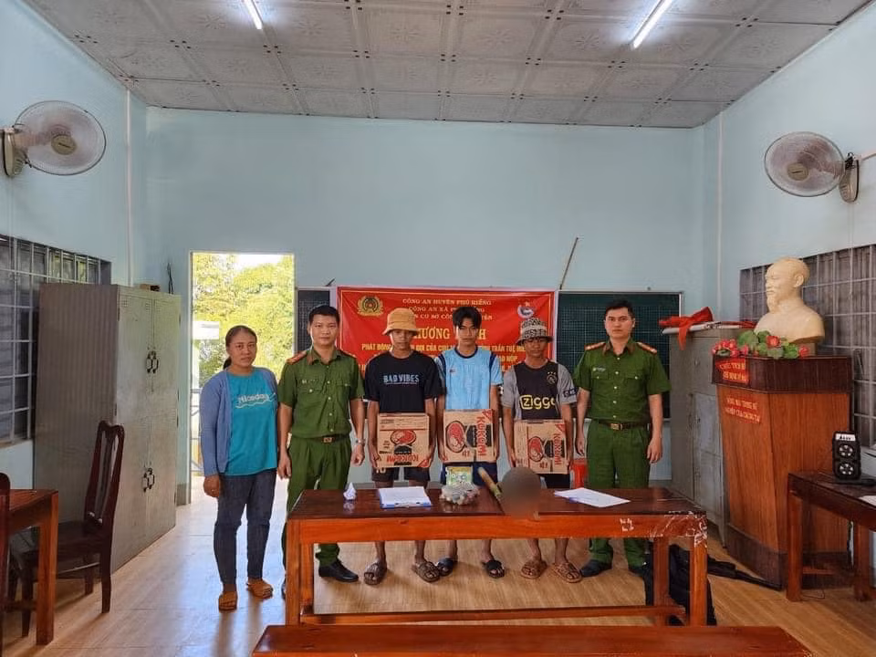 Thu hồi hàng trăm vũ khí, vật liệu nổ, công cụ hỗ trợ -0