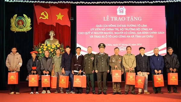 Trao quà của Bộ trưởng Tô Lâm cho người có công, gia đình chính sách và trao xe cho Công an xã