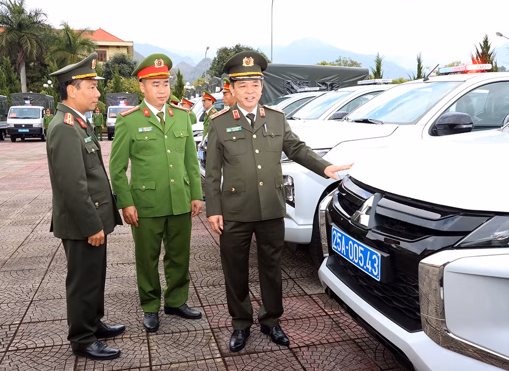 Trao quà của Bộ trưởng Tô Lâm cho người có công và gia đình chính sách; trao xe cho lực lượng Công an xã -0