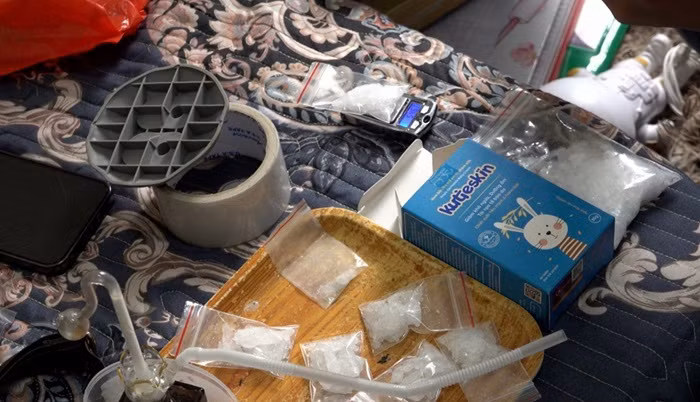 Bắt đôi nam nữ buôn bán ma túy có 2 khẩu súng -0