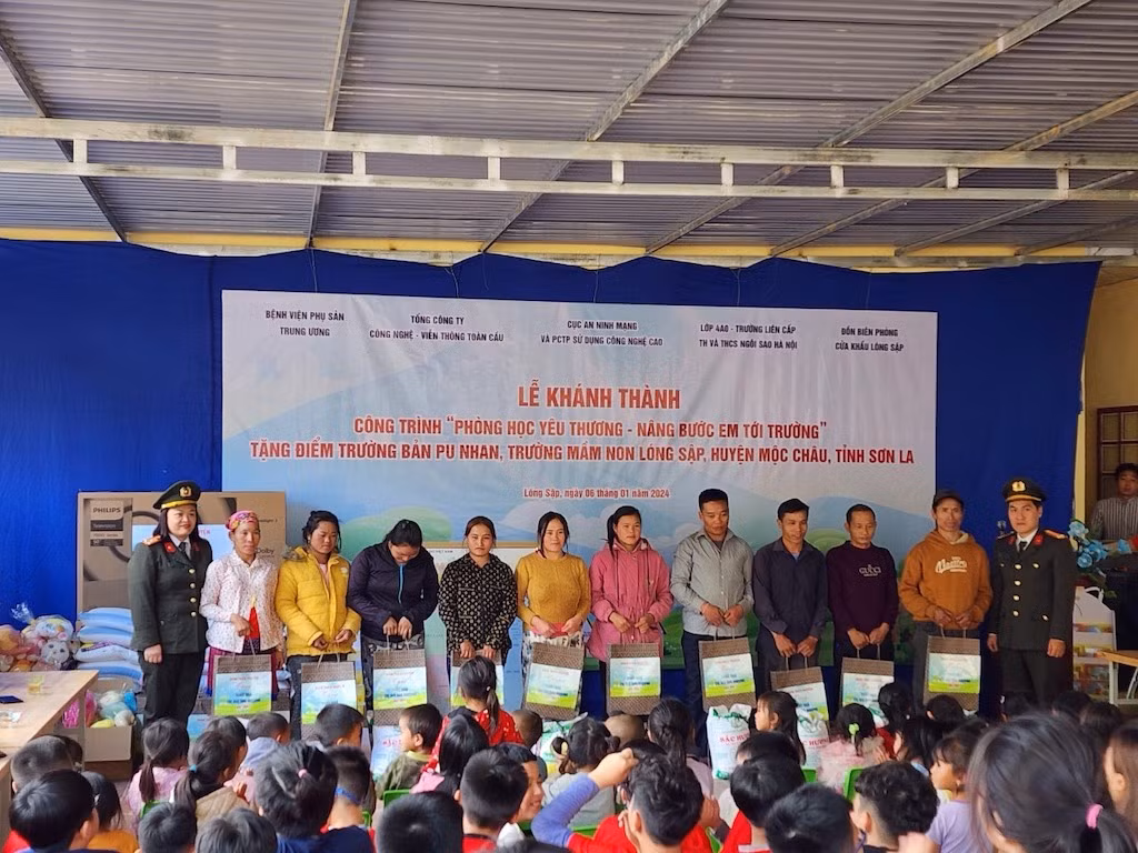 Xuân sớm từ “Phòng học yêu thương - nâng bước em tới trường” ở biên giới Sơn La
