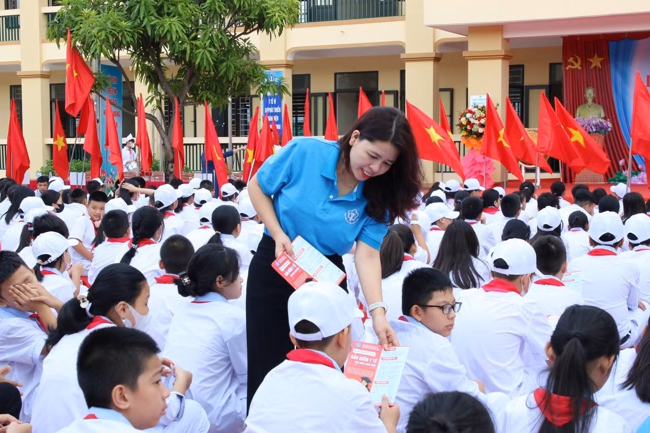 Tặng sổ BHXH, thẻ BHYT đến các hoàn cảnh khó khăn -0