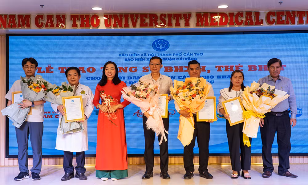 Nhiều địa phương vận động tặng sổ BHXH, thẻ BHYT cho người có hoàn cảnh khó khăn -0