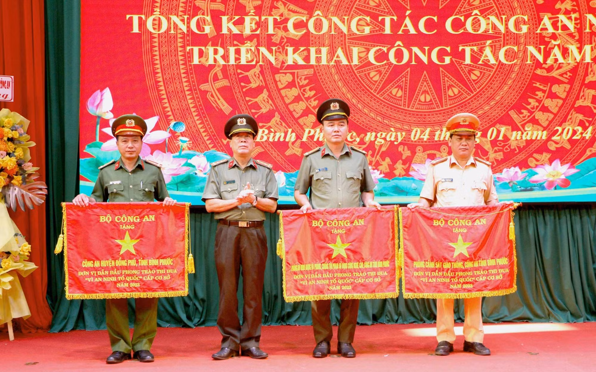 Công an tỉnh Bình Phước được tặng Cờ thi đua của Chính phủ sau 26 năm tái lập -0