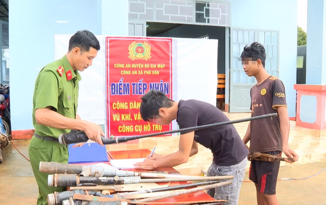 Thu hồi hàng trăm vũ khí, vật liệu nổ, công cụ hỗ trợ -0