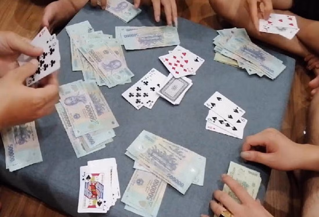 Cán bộ kiểm lâm tham gia đánh bạc bị khởi tố -0