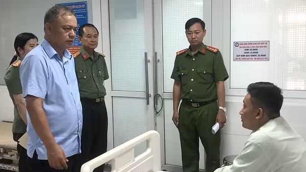 Thăm hỏi, động viên 3 Công an xã bị thương khi làm nhiệm vụ