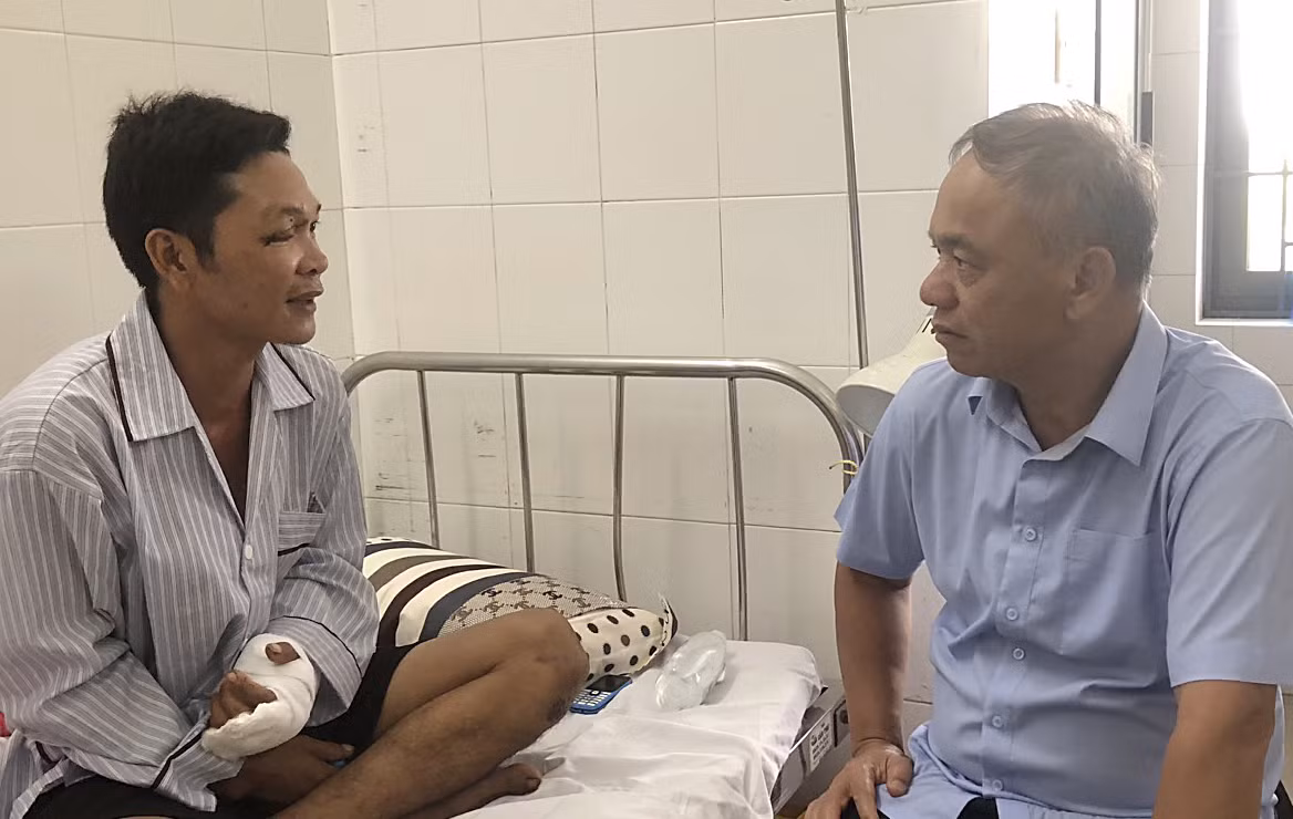 Thăm hỏi, động viên 3 Công an xã bị thương khi làm nhiệm vụ -0