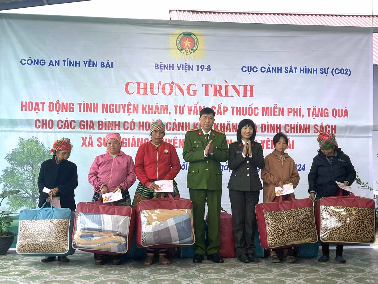Khám bệnh, cấp phát thuốc miễn phí và trao quà cho 200 người nghèo tại xã Suối Giàng -0