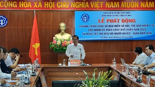 Trao tặng hơn 4.000 sổ BHXH, thẻ BHYT cho người có hoàn cảnh khó khăn ở Cà Mau