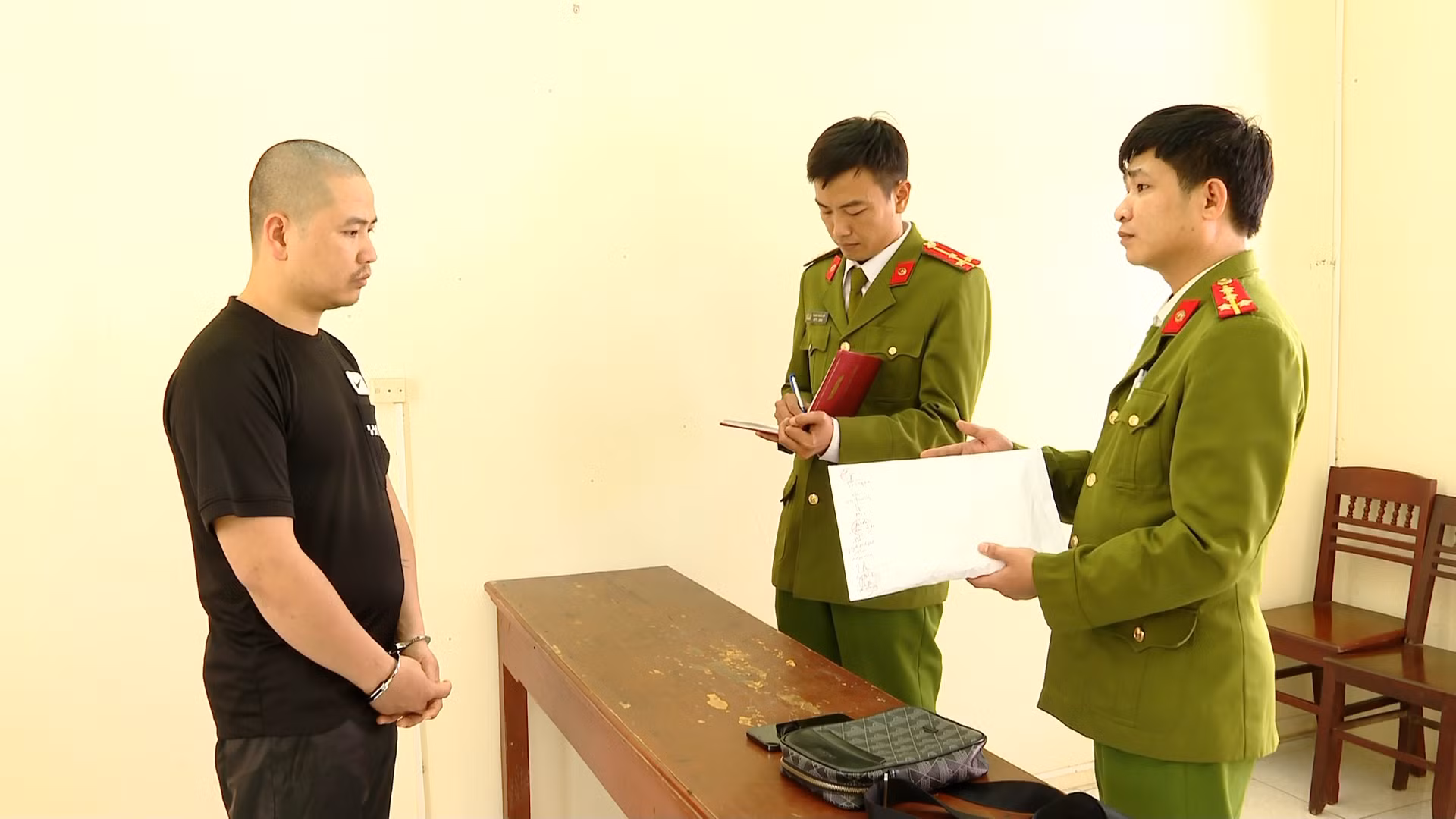 Dừng taxi để hít ma túy thì bị bắt -0