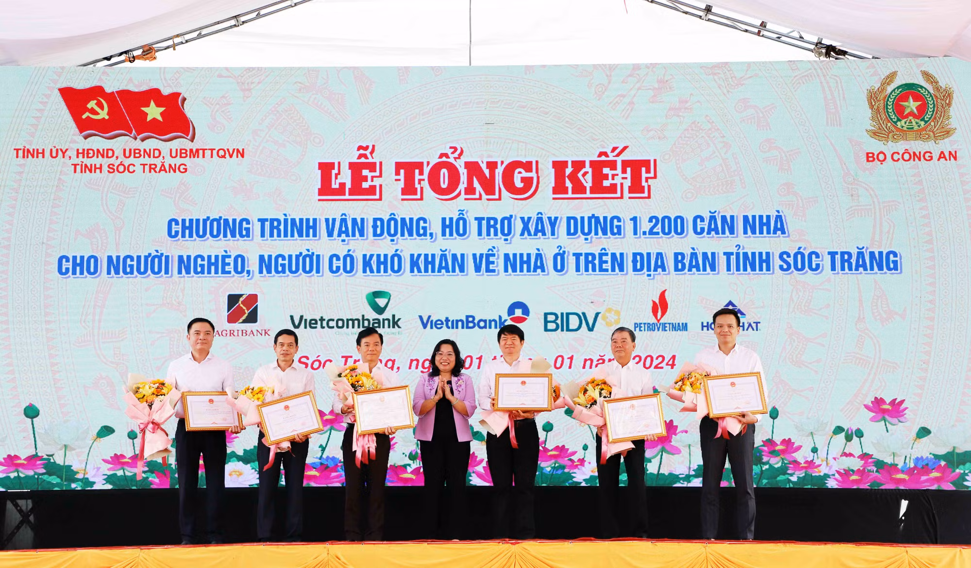 Chủ tịch nước Võ Văn Thưởng dự lễ tổng kết chương trình trao 1.200 căn nhà tặng người dân khó khăn ở Sóc Trăng -1